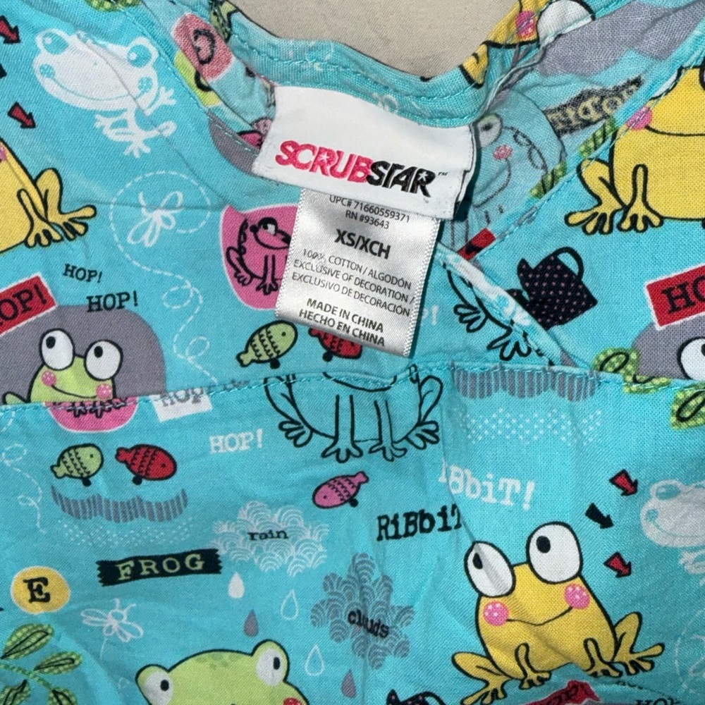 Frog Print Scrub Top - Picture 2 of 2